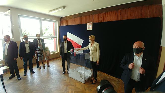 Andrzej Duda zagłosował w jednym z lokali w Krakowie wraz z Pierwszą Damą