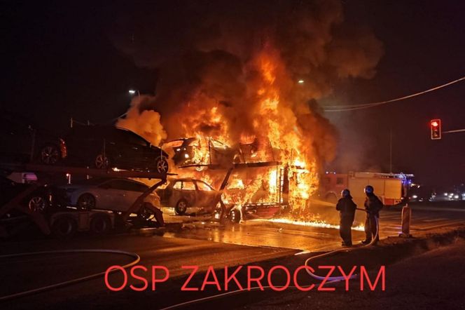 Ogromny pożar na skrzyżowaniu S7 i DK62! Spłonęła laweta i 4 auta osobowe [ZDJĘCIA]. 