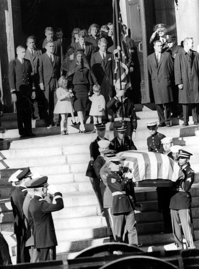 Pogrzeb Johna F. Kennedy'ego. Za trumną Jackie Kennedy z dziećmi w towarzystwie Roberta Kennedy'ego