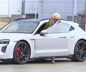 Siwy i z wąsem. Cezary Pazura wywołał poruszenie nowym wyglądem. To naprawdę on?