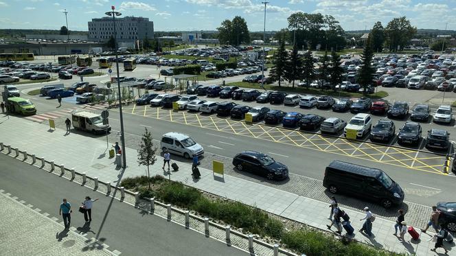 Zazieleniony teren parkingu i pasażu przed terminalami Katowice Airport