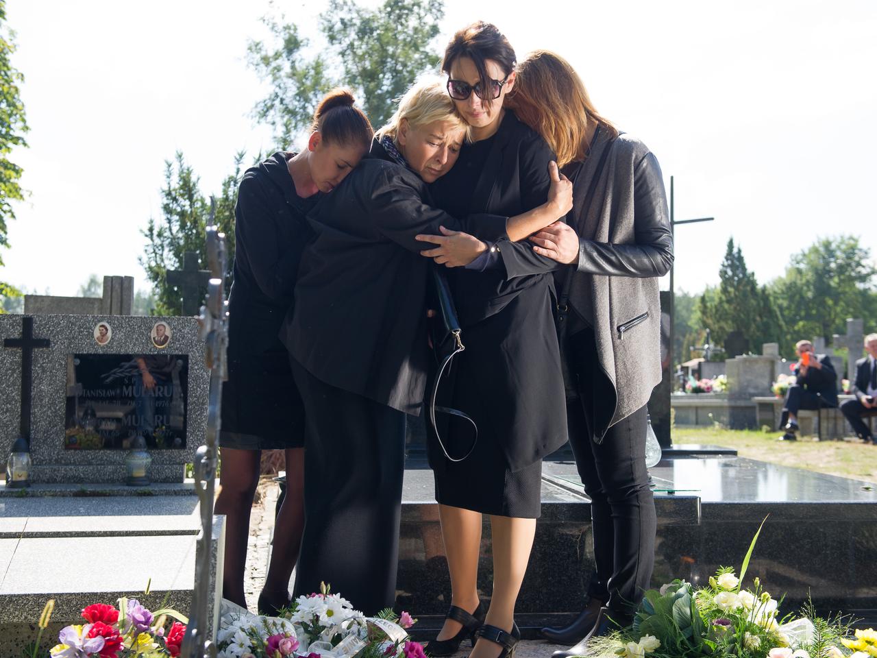 Na Wspólnej 2195. Pogrzeb Adama. Weronika (Renata Dancewicz), Ada (Monika Obara), Bożena Wielgosz (Bogusława Pawelec), Basia (Grażyna Wolszczak)