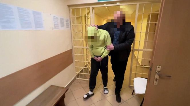 Bestialskie ataki na starsze kobiety w Warszawie. Policja zatrzymała podejrzanego. Zdradził go ślad na torebce