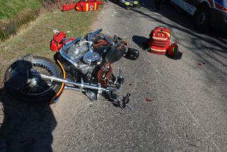 Niebezpieczny wypadek w Pomorskiem. 67-letni motocyklista zderzył się z dwoma autami