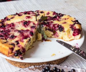 Ekspresowe ciasto z agrestem i porzeczkami – pyszne, wilgotne i zawsze się udaje