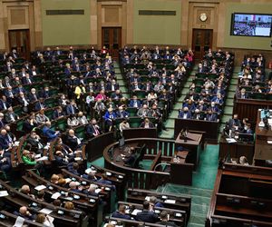 KO i PiS dosłownie łeb w łeb! Tylko cztery partie w Sejmie! Zaskakujące wyniki