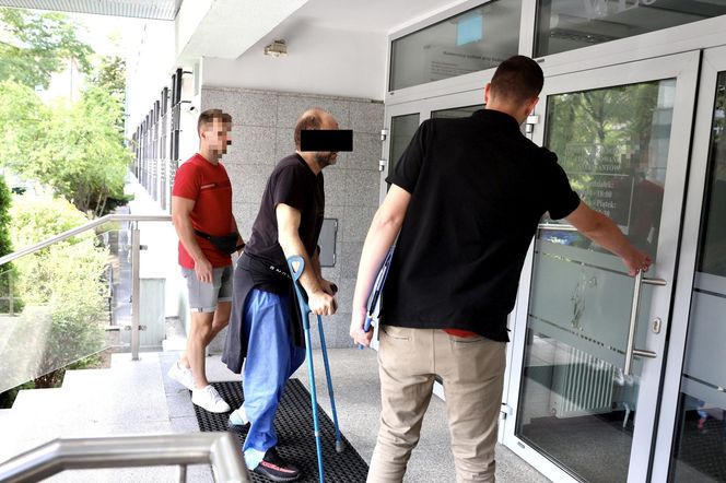 Daniel W. ruszył z młotkiem na policjanta. Potem padł strzał. 49-latek usłyszał zarzut