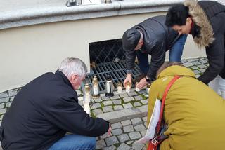 Znicze, minuta ciszy. #AniJednejWięcej w Lesznie