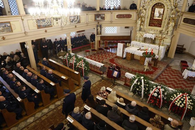 Przejmujące pogrzeby zamordowanych policjantów z Wrocławia. Tłumy żegnają funkcjonariuszy