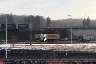 Ciężarówka uderzyła w barierki. Zablokowana ekspresówka na wysokości Olsztynka [ZDJĘCIA]