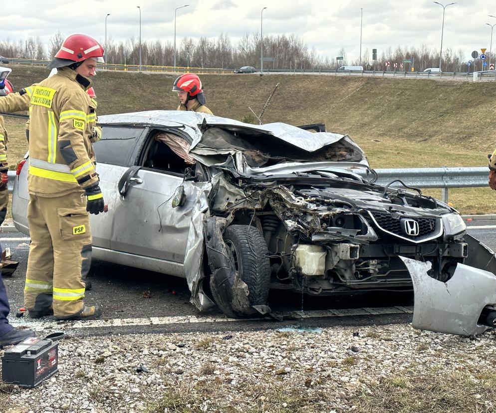 Horror w powiecie wołomińskim. Przerażający wypadek. Honda koziołkowała przez kilkadziesiąt metrów