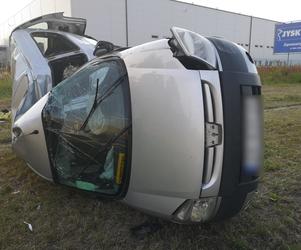 Groźny wypadek w Szczecinku. Peugeot roztrzaskał się na latarni