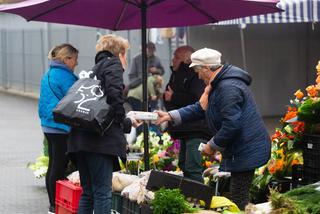 Hanna Zdanowska robi zakupy na bazarku