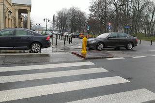 Feralny znak na Dobrej. Kierowcy uderzyli w niego 50 razy w półtora roku