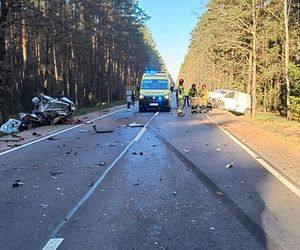 Dramat na drodze. Osobówka rozerwana na strzępy! Dwie osoby w szpitalu.