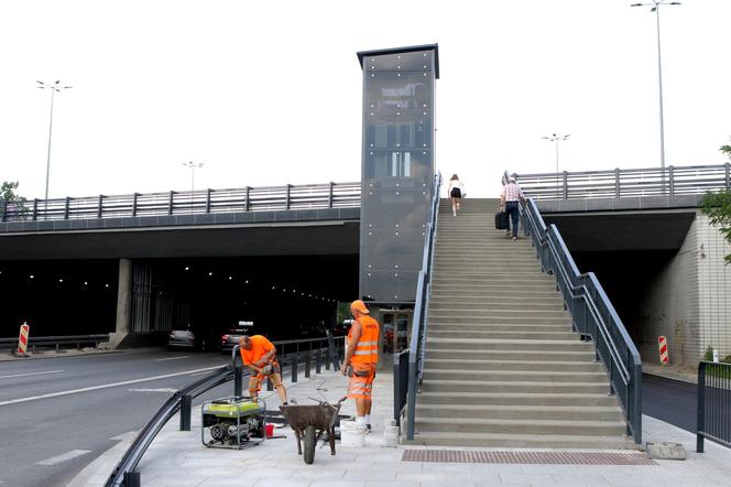 Historyczny moment na placu Na Rozdrożu. Windy już działają! Mieszkańcy wniebowzięci: „Od lat na to czekaliśmy!”