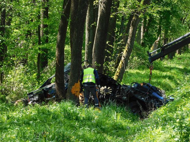 Tragiczny początek majówki na Mazowszu. Nie żyją dwie osoby. Jaguar uderzył w drzewo 