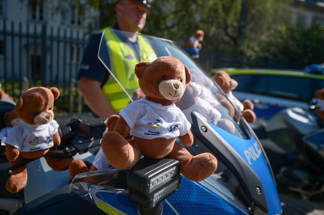 Pluszowe misie przekazane policji przez Rzecznika Praw Dziecka