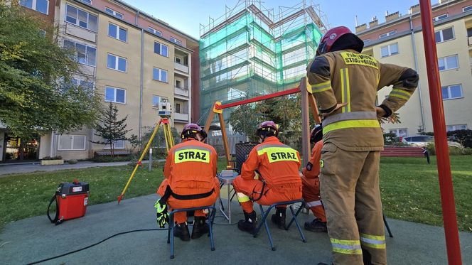 Strażacy monitorowali uszkodzenia bloku podczas wyburzania biurowca