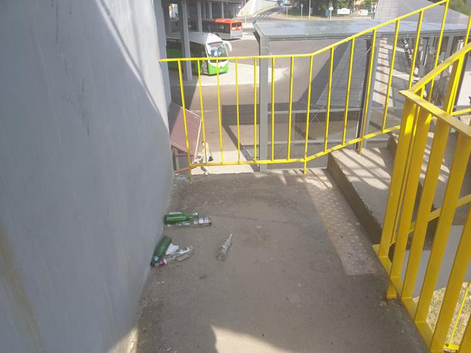 Rzeszów: Dworzec Lokalny za 20 milionów a obok szkło po alkoholu spadające na głowę 