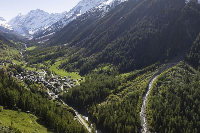 Szwajcaria. Kamienna lawina pogrzebała alpejską wioskę, gdy oderwał się ogromny fragment lodowca