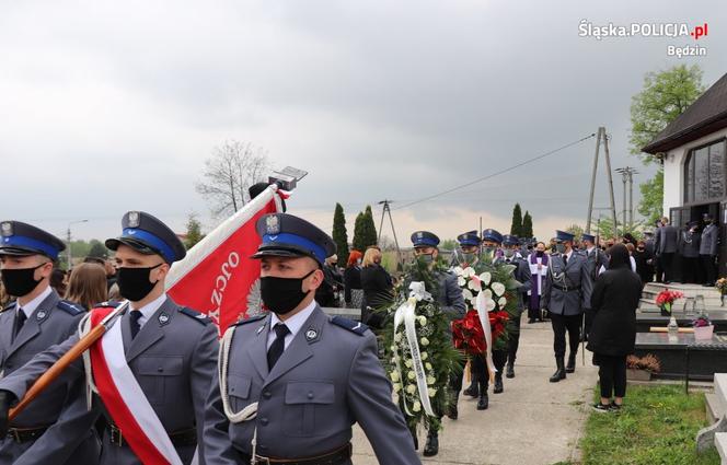 Pogrzeb policjanta z Będzina. Marcin Pitas chorował na COVID-19. Żona i dwoje dzieci z dziurą w sercach