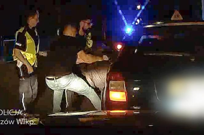 Policjanci wywlekli pijanego kierowcę z samochodu