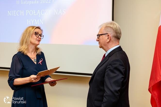 „Niech połączy nas hymn” - piękna, kolorowa premiera w siedzibie Starostwa Powiatowego