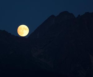 Uczta dla oczu na niebie w Małopolsce. Nad Tatrami pojawił się Zbożowy Księżyc