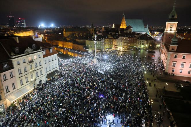 Ani jednej więcej. PROTESTY W CAŁEJ POLSCE po śmierci 30-letniej kobiety z Pszczyny [RELACJA 06.11.2021]