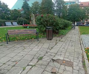 Zniszczony chodnik na placu Orła Białego