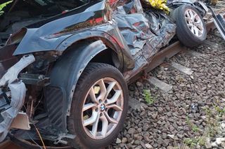 Osobówka wjechała pod pociąg w Wielkopolsce. Cztery osoby nie żyją!