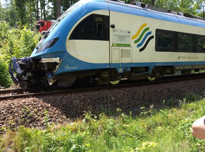 Koszmarny wypadek w Mikołowie! Kobieta w BMW wjechała pod pociąg