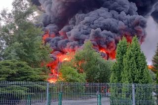 Gigantyczny pożar na Dolnym Śląsku. Płonie składowisko opon! W jęzorami ognia walczy 35 zastępów straży pożarnej