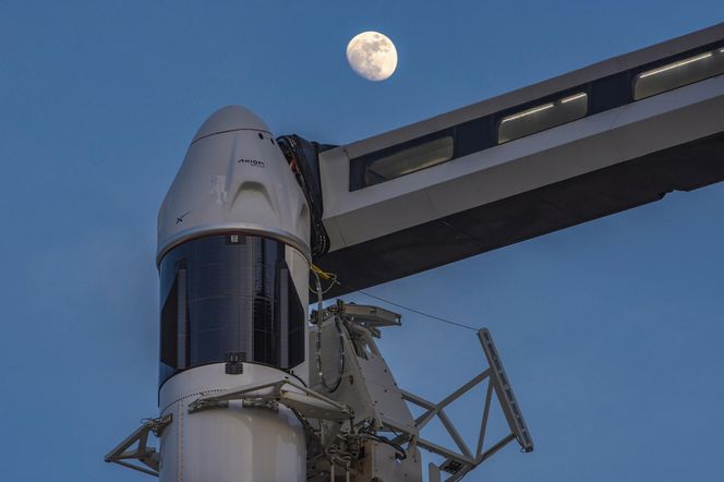 Kapsuła SpaceX Dragon przygotowana do startu na platformie LC-39A w Centrum Kosmicznego Kennedy'ego