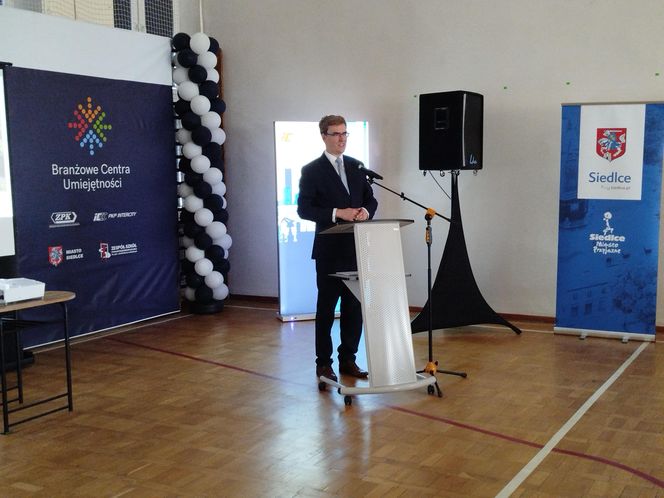 W budynku BCU nr 2 w Siedlcach znajduje się duża hala i 11 sal szkoleniowych, które zostały bardzo nowocześnie wyposażone.