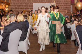 Studniówka po szlachecku w Zamku Topacz. Uczniowie z Wrocławia w wyjątkowych strojach