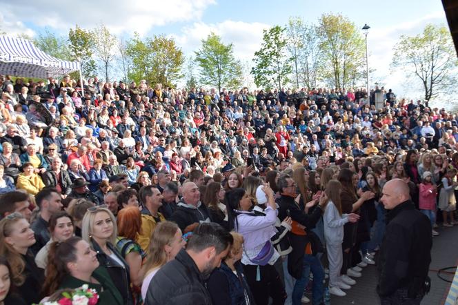 Takie tłumy na MAJÓWCE w Gminie Mirzec! Zabawa na całego i zespół BACIARY