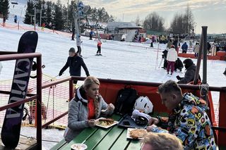 Na nartach podjadała mężowi frytki