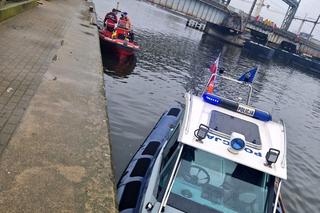 Policjanci i ratownicy WOPR wyciągnęli z Odry nietrzeźwego mężczyznę