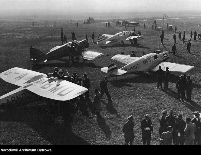 Challenge International de Turisme 1934 – większość samolotów była szybkimi dolnopłatami, wyjątek stanowił polski samolot, górnopłat RWD-9, który ku zaskoczeniu wszystkich wygrał zawody