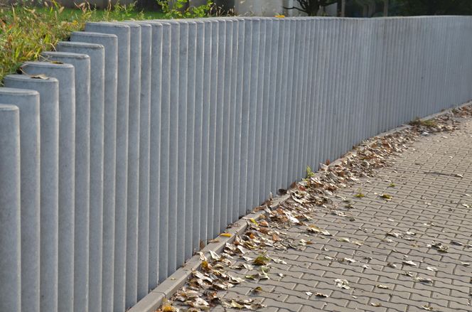 Betonowe ogrodzenie może być nowoczesne lub tradycyjne
