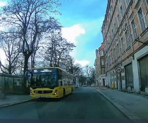 5-latka wbiegła wprost pod nadjeżdżający autobus. Wstrząsające nagranie 