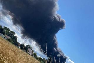 Wielkopolska: pali się olbrzymi zbiornik z paliwem. Z żywiołem walczy 28 jednostek straży pożarnej [ZDJĘCIA]