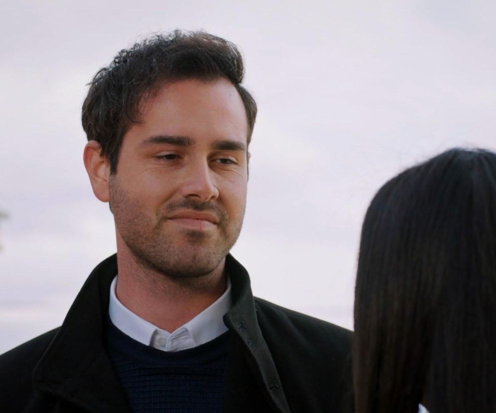 Levent, młody mężczyzna z krótkimi, ciemnymi włosami i zarostem, wpatruje się w ciemnowłosą Bahar. Ma na sobie ciemny sweter, białą koszulę i czarny płaszcz. Ta emocjonująca scena z serialu Miłość i nadzieja pokazuje, jak Levent musi ratować intrygę Bahar, o której przeczytasz więcej na portalu Super Seriale.