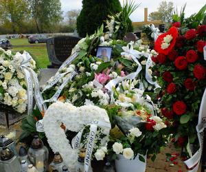 Makabryczna śmierć 18-latka. Jego grób tonie w kwiatach