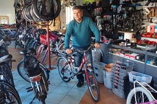 Biała Podlaska. Pan Marek naprawia stare rowery i oddaje je potrzebującym