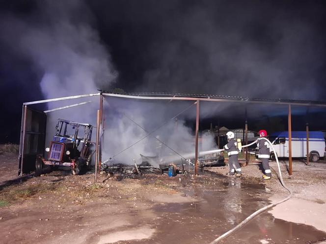 Groźny pożar w Wierzbicy. Ogień pojawił się pod blaszaną wiatą. Ranna jest jedna osoba