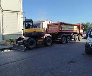 Trwa budowa parku kieszonkowego przy sali Podlasie MOK-u. Piesi mogą tu napotkać utrudnienia