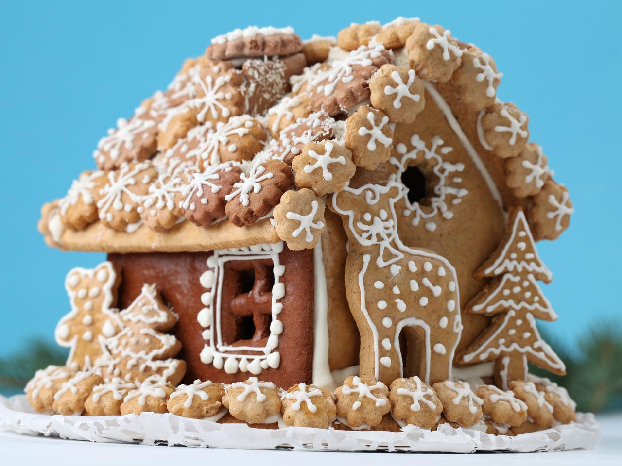 Domek z piernika: świąteczy przysmak dekorowany małymi pierniczkami